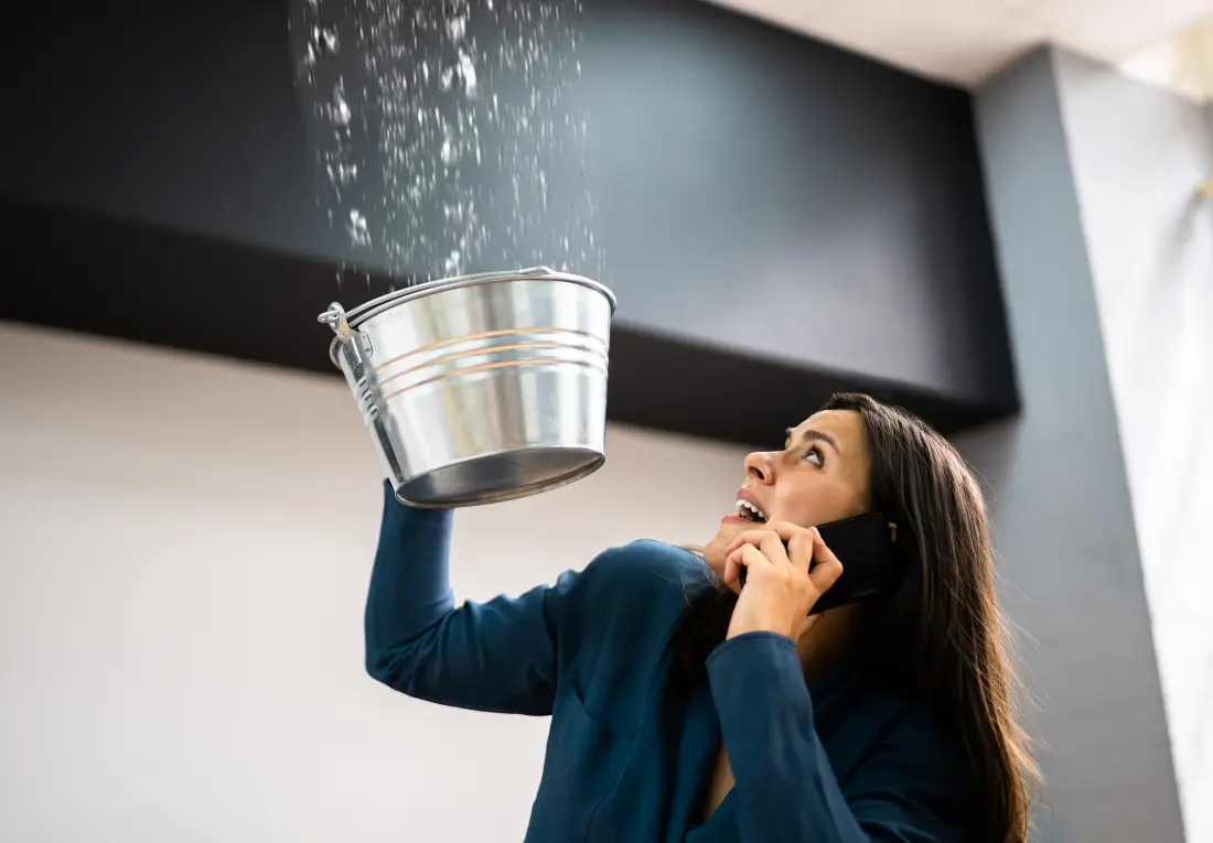 waterschade beperken met handdoeken en emmers