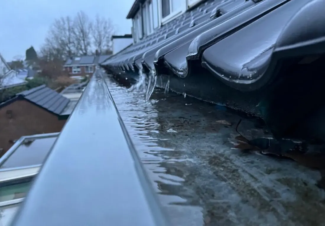 dakafvoer reinigen bij wateroverlast